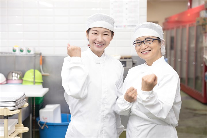 《川崎市幸区》週払いOK・給食センター内での調理補助や洗浄スタッフ！（Web面接OK・業務延長ほぼ無し）