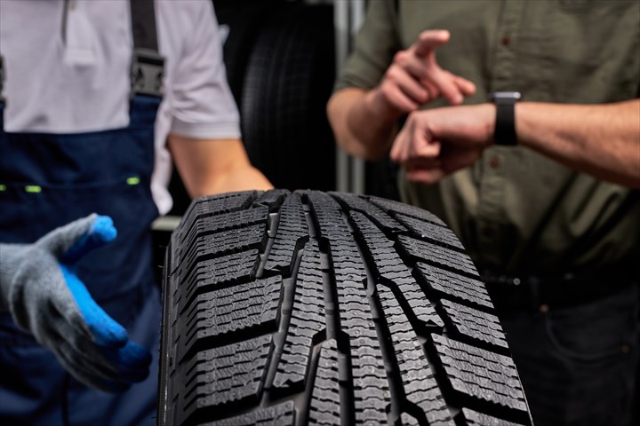 《小牧市》週払いOK・1.5ｔ車でのディーラーやカーショップなどへの新品タイヤの集配ドライバー！（Web面接OK・土日休み）