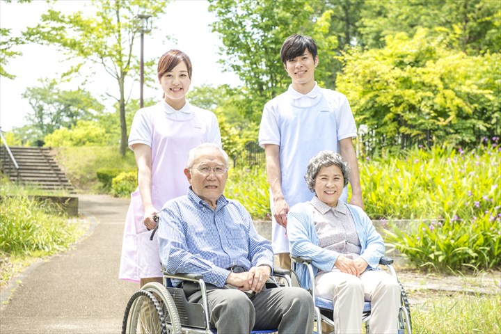 《港区》週払いOK・住宅型有料老人ホームでの介護スタッフ！（Web面接OK・高時給）