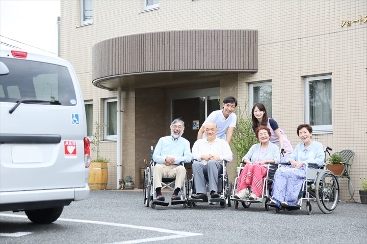 《入間市》週払いOK・介護老人保健施設での介護スタッフ！（Web面接OK・未経験相談OK）