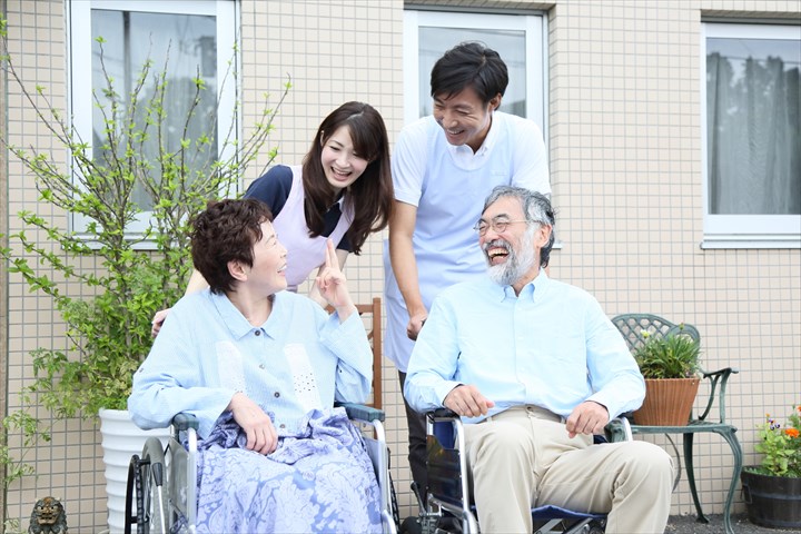 《所沢市》週払いOK・従来型特別養護老人ホームでの介護スタッフ！（無資格OK・週休2日）