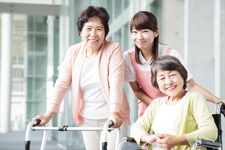 《横浜市青葉区》週払いOK・介護付有料老人ホームでの介護スタッフ！（Web面接OK・高時給）