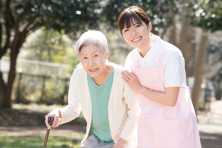 《横浜市青葉区》週払いOK・介護老人施設での介護スタッフ！（高時給・週4～5日）