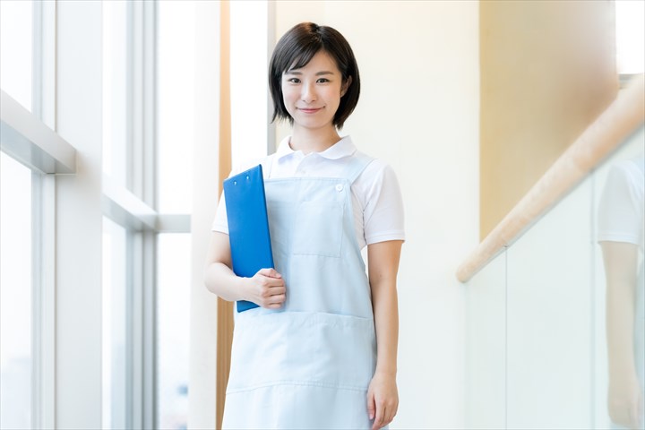 《港区》週払いOK・特別養護老人ホームでの介護スタッフ！（週休2日・駅チカ）