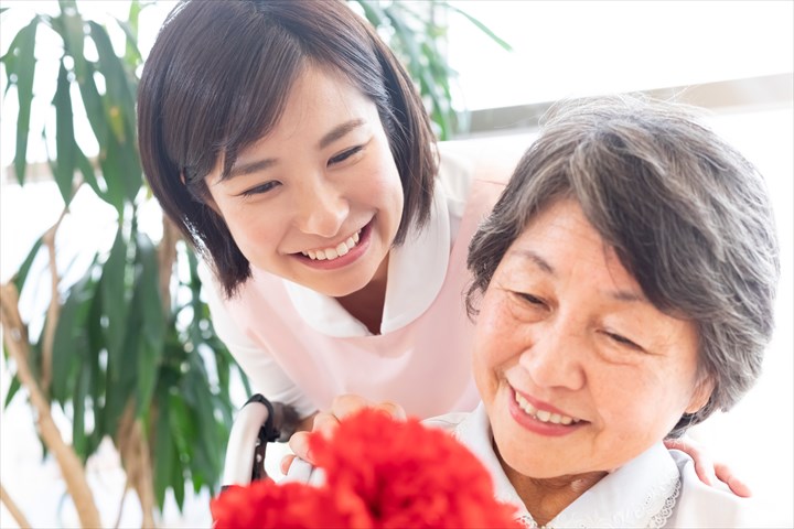 《足立区》週払いOK・特別養護老人ホームでの介護スタッフ！（週休2日・日勤）