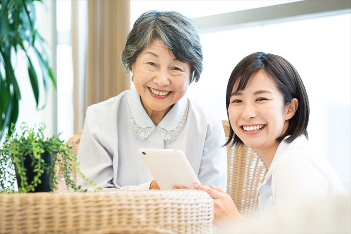 《横浜市港北区》週払いOK・従来型特別養護老人ホームでの介護スタッフ！（週休2日・資格や経験を活かす）