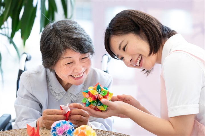 《中央区》週払いOK・ユニット型特別養護老人ホームでの介護スタッフ！（無資格OK・週4勤務）