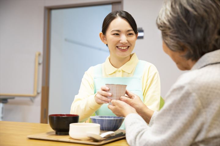 《入間郡三芳町》週払いOK・老人ホームでの介護スタッフ！（Web面接OK・週4～5日）