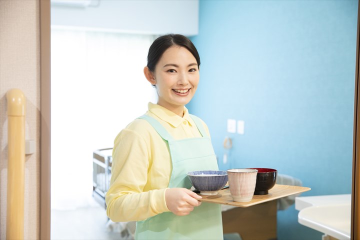 《市川市》週払いOK・デイサービス施設での介護スタッフ！（Web面接OK・週休2日）