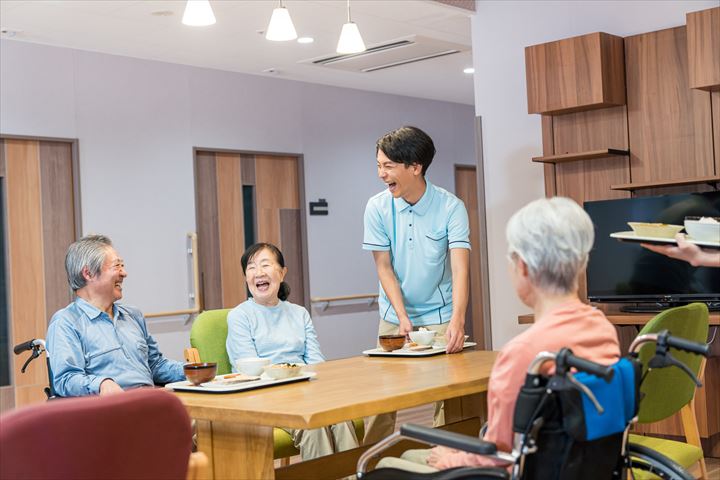 《世田谷区》週払いOK・有料老人ホームでの介護スタッフ！（Web面接OK・高時給）