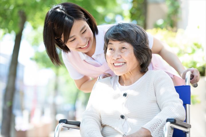《足立区》週払いOK・高齢者住宅への訪問介護スタッフ！（Web面接OK・週休2日）