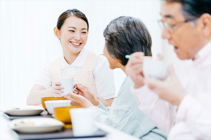 《調布市》週払いOK・従来型特別養護老人ホームでの介護スタッフ！（Web面接OK・週休2日）