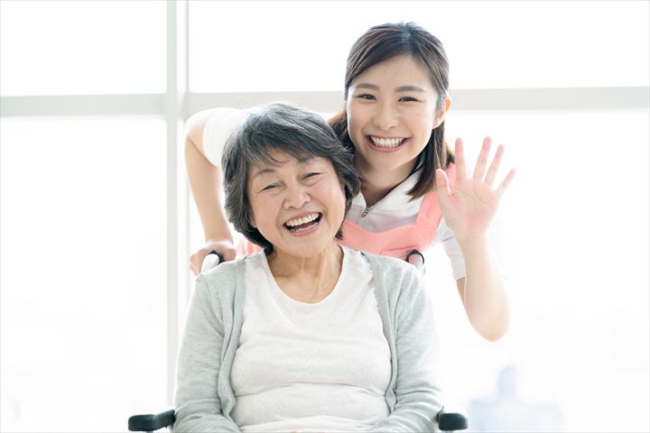 《入間市》週払いOK・介護保健施設での介護スタッフ！（日勤・経験があればOK）