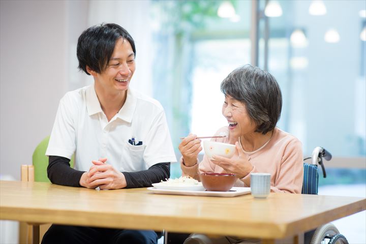 《入間市》週払いOK・介護保健施設での介護スタッフ！（日勤帯・スキルを活かせる）