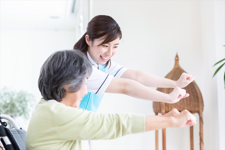 《川口市》週払いOK・普通車での施設利用者の送迎ドライバー及び介護業務！（週休2日・高時給）