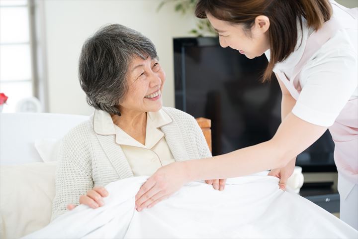 《横浜市港北区》週払いOK・老人ホームでの介護スタッフ！（土日休み・無資格OK）