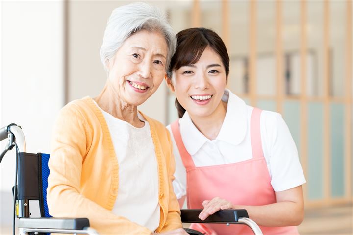 《調布市》週払いOK・従来型特別養護老人ホームでの介護スタッフ！（Web面接OK・週休2日）