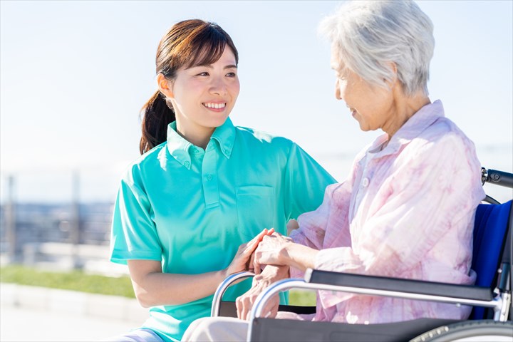 《足立区》週払いOK・老人ホームでの介護スタッフ！（週4～5・日勤）