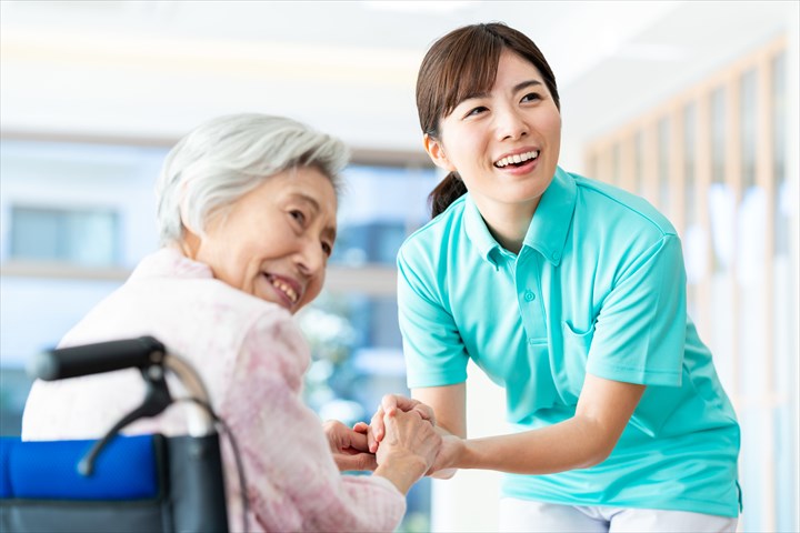 《港区》週払いOK・特別養護老人ホームでの介護スタッフ！（週休2日・日勤）