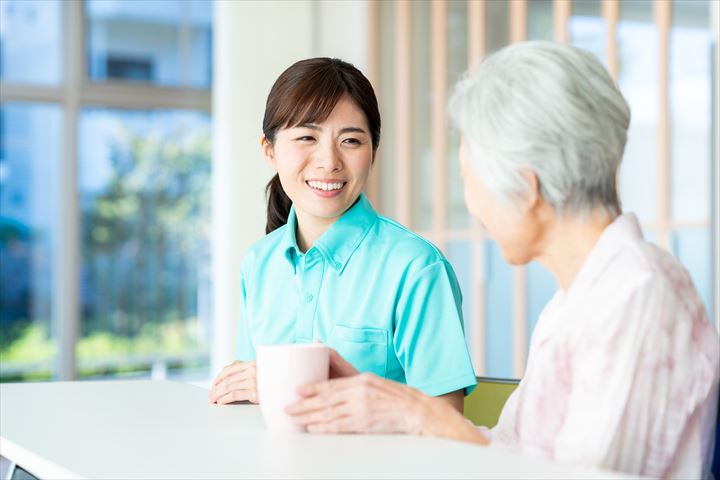 《川崎市宮前区》週払いOK・介護老人保健施設での介護スタッフ！（日勤・資格を活かす）