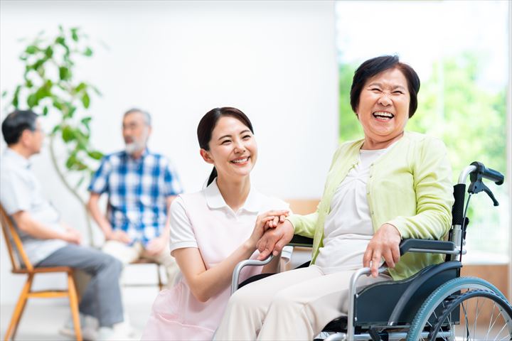 《横浜市港北区》週払いOK・老人ホームでの介護スタッフ！（土日休み・高時給）