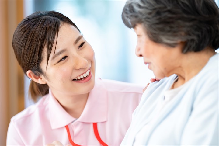 《三鷹市》週払いOK・ケアハウスでの介護スタッフ！（無資格OK・週休2日）