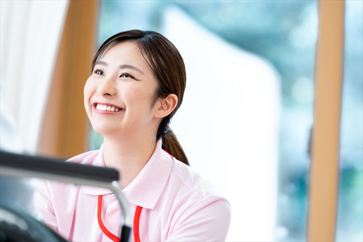 《世田谷区》週払いOK・高齢者住宅での介護スタッフ！（Web面接OK・週休3日）