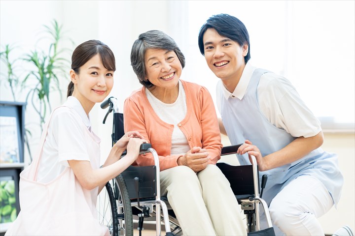 《世田谷区》週払いOK・デイサービス利用者の送迎ドライバー兼介護スタッフ！（無資格OK・未経験歓迎）