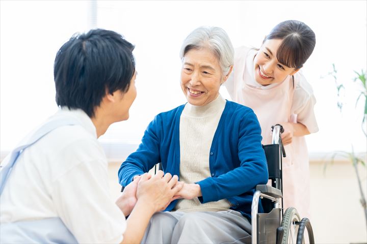 《東大和市》週払いOK・老人保健施設での介護スタッフ！（高時給・週4～5日）