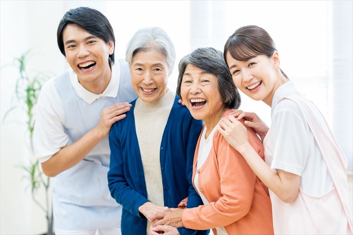 《川崎市宮前区》週払いOK・介護老人保健施設での介護スタッフ！（日勤・資格を活かす）