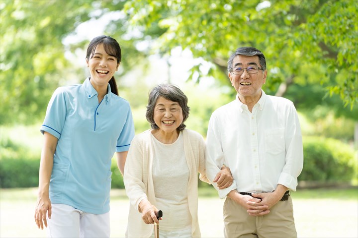 《足立区》週払いOK・特別養護老人ホームでの介護スタッフ！（週休2日・日勤）