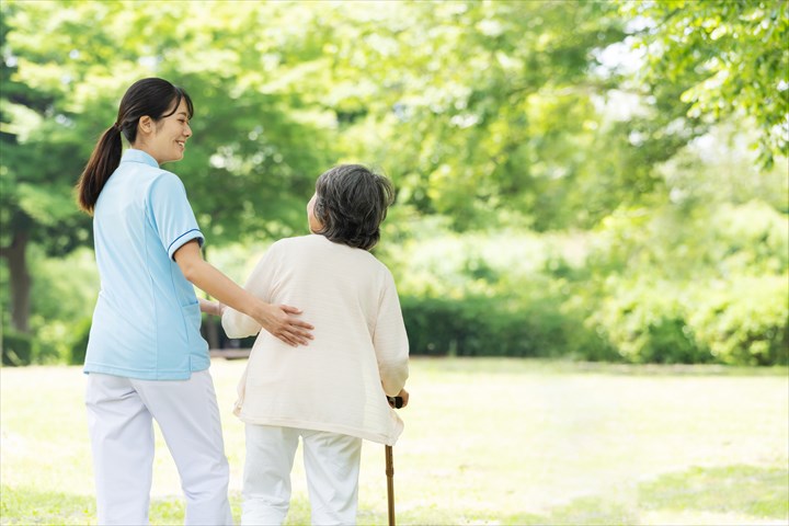 《足立区》週払いOK・老人ホームでの介護スタッフ！（週4～5・日勤）