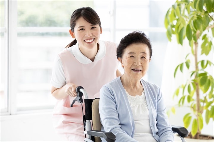 《川崎市中原区》週払いOK・特別養護老人ホームでの介護スタッフ！（週休2日・日勤）