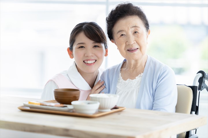 《世田谷区》週払いOK・高齢者住宅での介護スタッフ！（Web面接OK・週休3日）