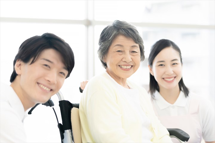 《港区》週払いOK・特別養護老人ホームでの介護スタッフ！（週休2日・日勤）