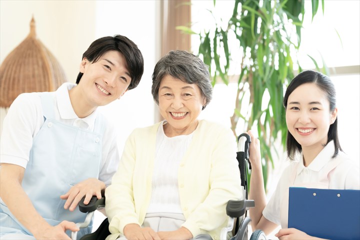 《江東区》週払いOK・老人ホームでの介護スタッフ！（週4～5・日勤）