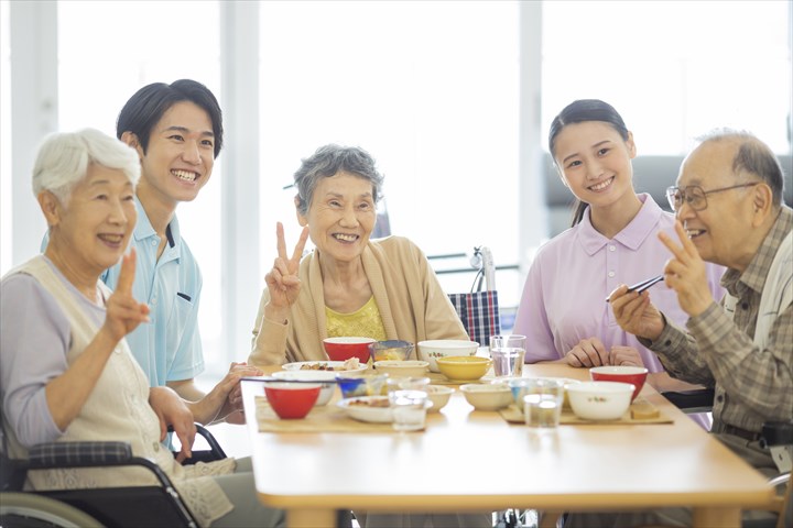 《練馬区》週払いOK・有料老人ホームでの介護スタッフ！（Web面接OK・日勤）