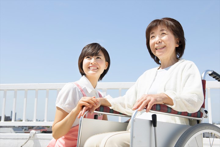 《船橋市》週払いOK・特別養護老人ホームでの介護スタッフ！（Web面接OK・日勤帯）