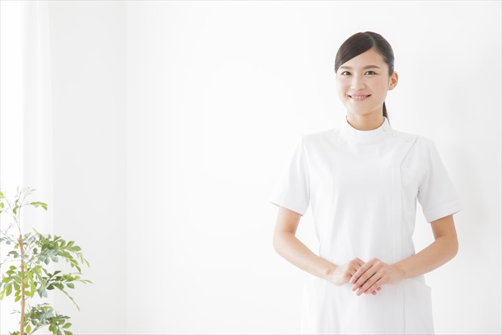 《中野区》週払いOK・老人ホームでの看護スタッフ！（週休2日・日勤）