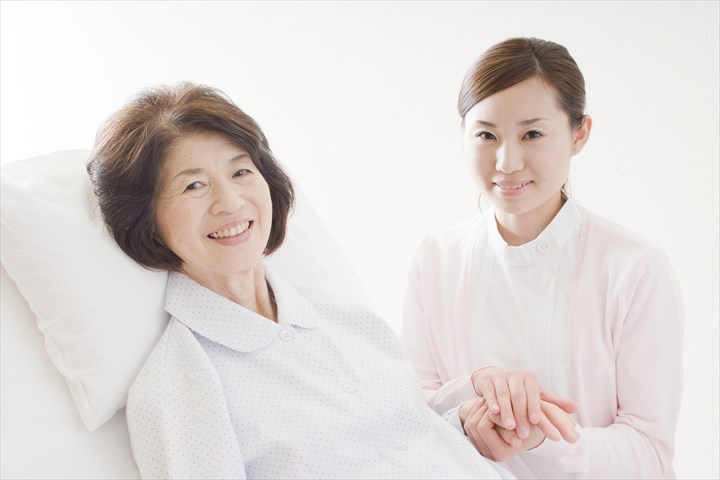 《中野区》週払いOK・老人ホームでの看護スタッフ！（週休2日・日勤）